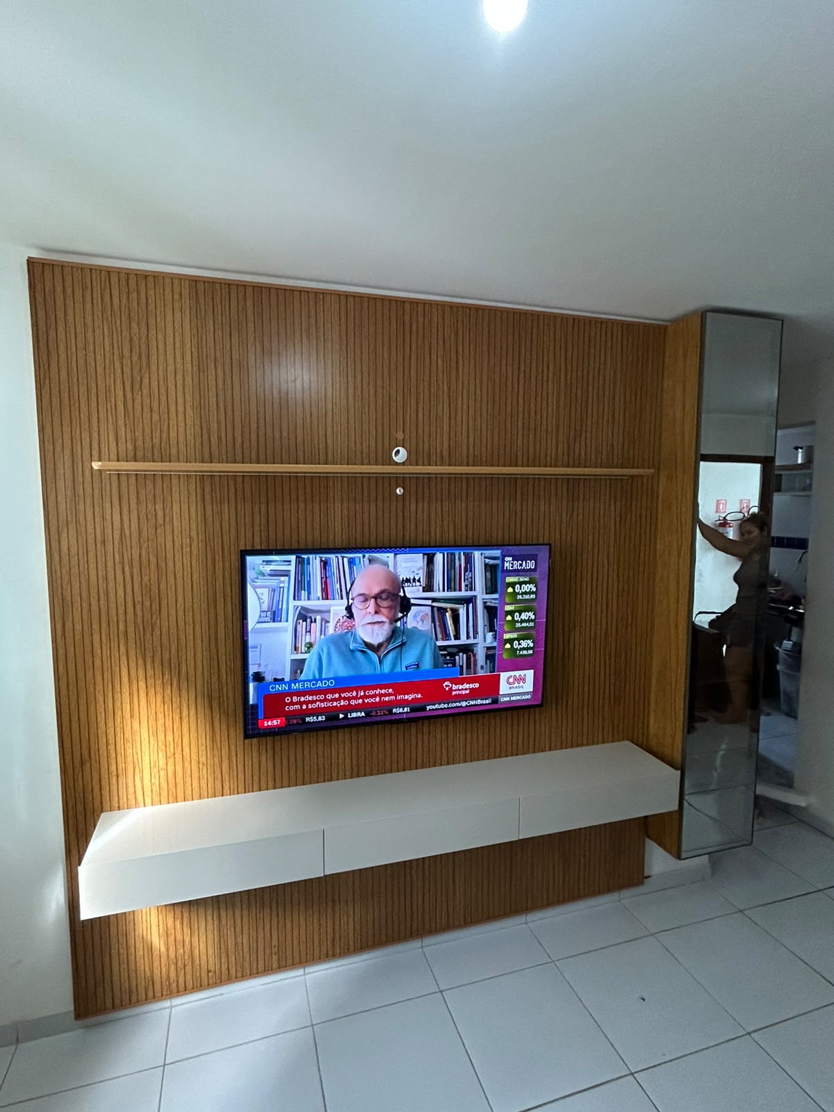 Painel de TV amadeirado com rack branco