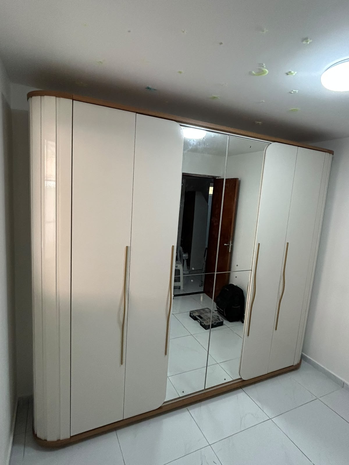 Guarda-roupa grande com portas espelhadas