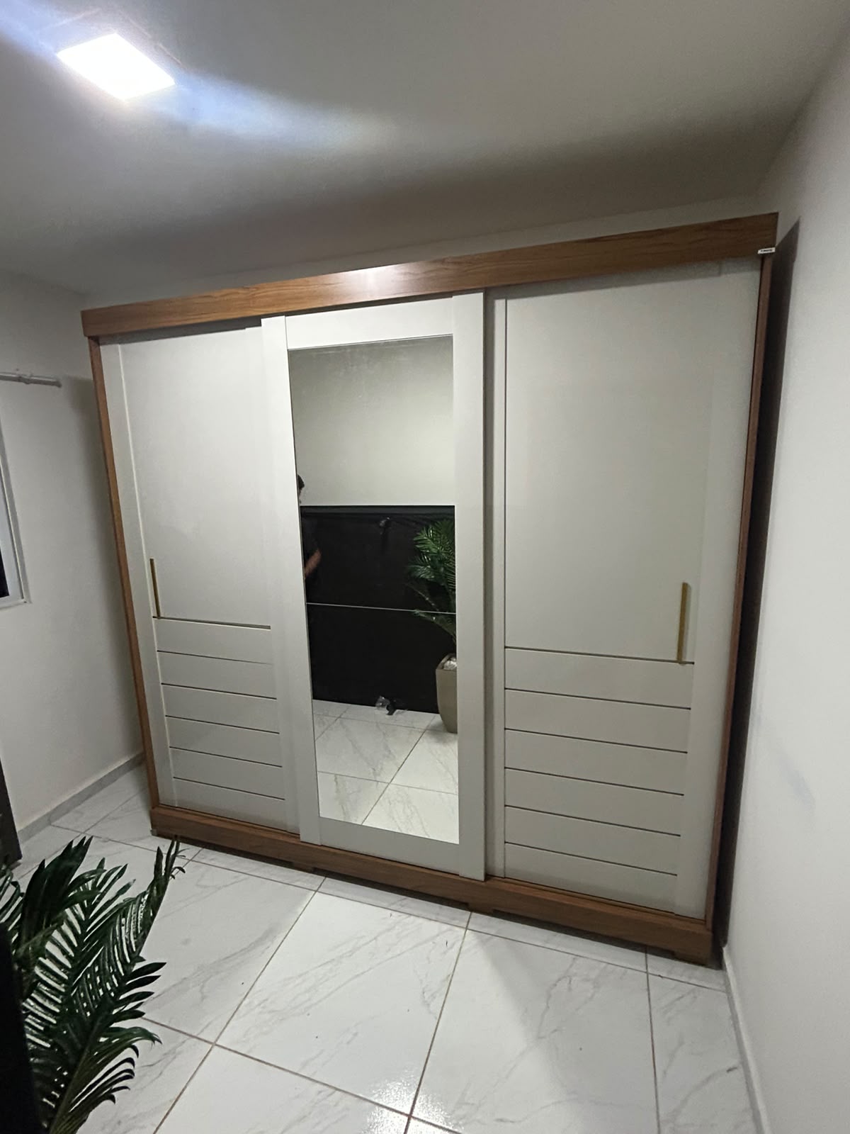 Guarda-roupa com portas de correr e espelho